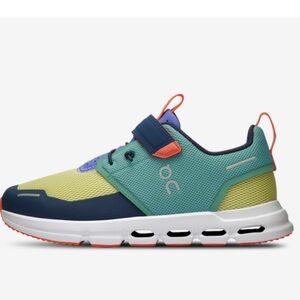 On Cloud Play Kids size 3 New